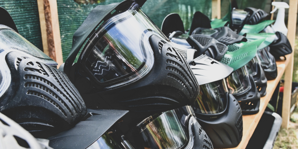 Les casques sont importants pour la sécurité des joueurs chez Paintball Albi Sarromas