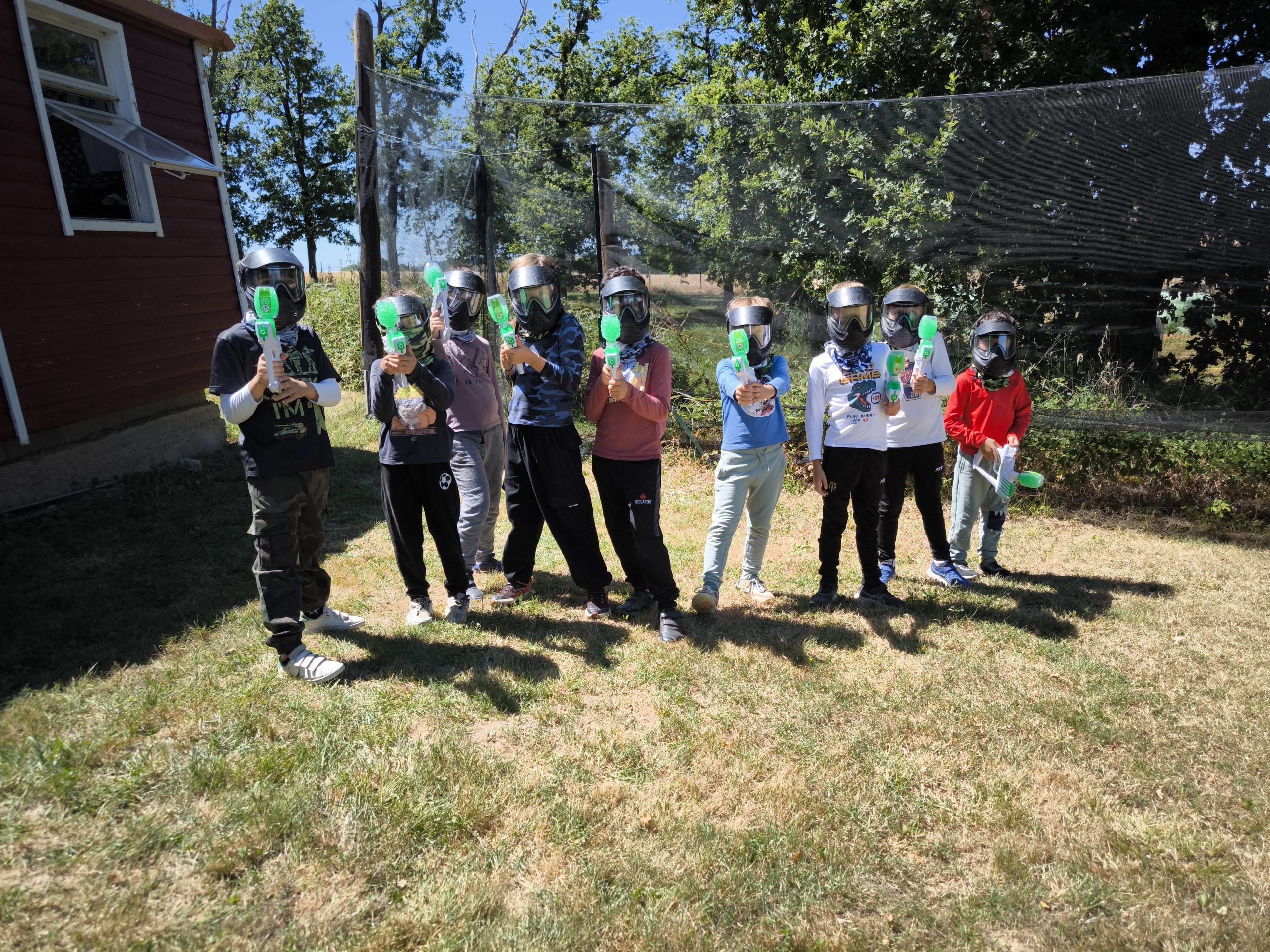 Enfants en partie de Gel Battle à Albi 🎯 Une activité fun, sécurisée et idéale pour anniversaires et sorties en famille dans le Tarn.