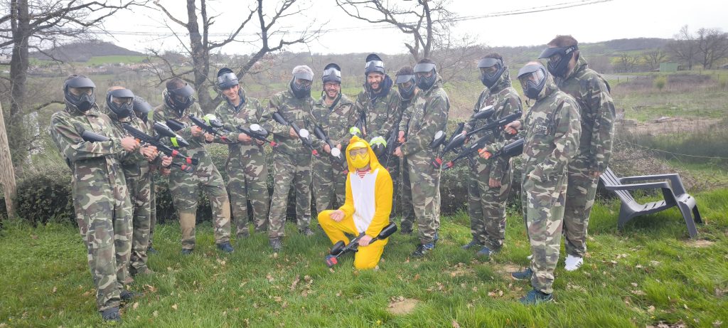 EVG paintball à Albi – groupe d’amis en pleine partie pour un enterrement de vie de garçon