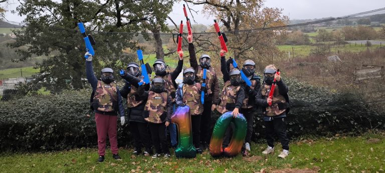 Anniversaire enfant à Albi – enfants jouant au paintball dans un cadre sécurisé