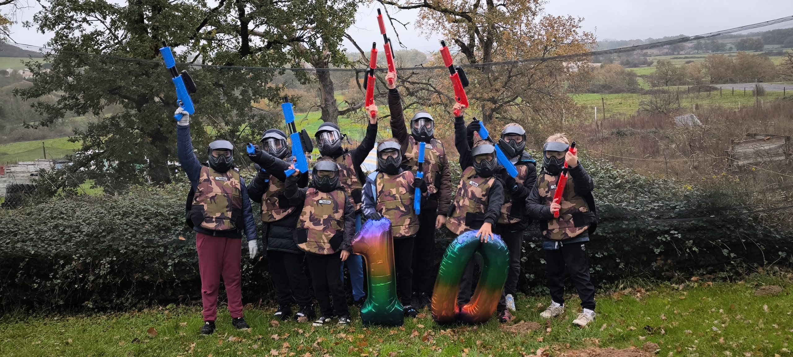 Anniversaire enfant à Albi – enfants jouant au paintball dans un cadre sécurisé